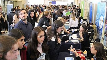 INTERÉS. Los alumnos recorrieron las distintas propuestas..