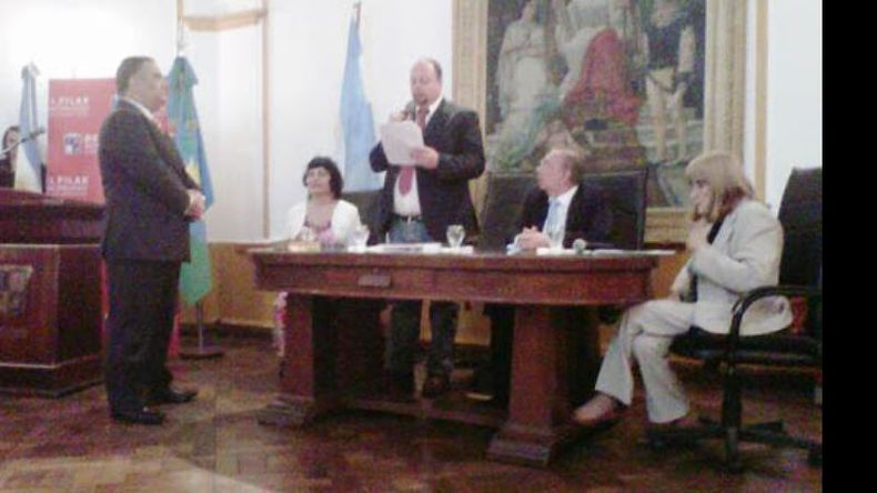 Javier Girado juró ayer como consejero escolar, junto a Julia Benítez y María Campos..