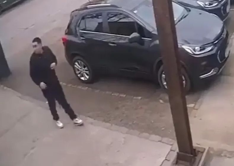 Uno de los delincuentes merodea el auto de la víctima en el Mercado de Maschwitz.