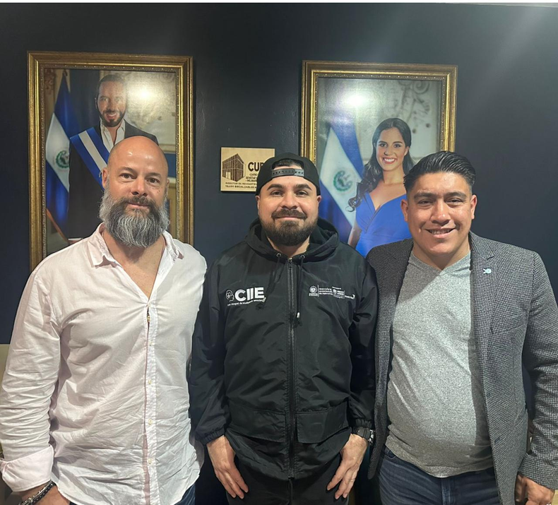 Juan Pablo Casañas Onganía con Carlos Marroquin (centro), Director de Reconstrucción del Tejido Social del Gobierno del presidente Nayib Bukele.