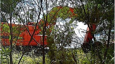 PRUEBA. La máquina en el predio sospechado, una de las fotos aportadas por los vecinos..