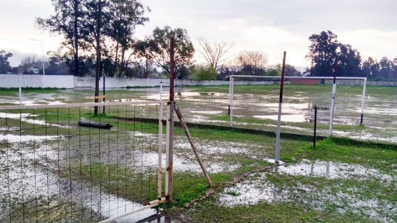 AGUA. La cancha de Unión inundada tras el temporal de ayer..