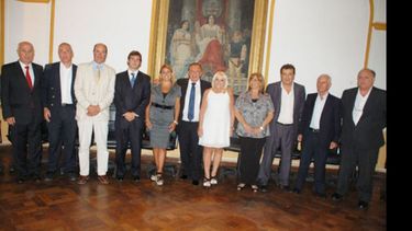 Nuevos y confirmados. Tras la presentación, los funcionarios posaron con Zúccaro..