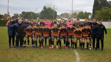 DE PRIMERA. Los jugadores y cuerpo técnico de Los Altos, que ganaron en Sourdeaux.