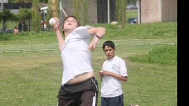 Lanzamiento de Pelota de Sóftbol, Salto en Largo, Carreras de Velocidad y Postas, las disciplinas..