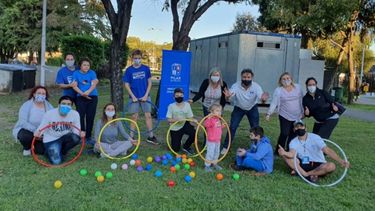 Desde la Dirección de Discapacidad realizamos una jornada al aire libre con burbuja de chicos con autismo, difundiendo de “que” se trata, para romper con las barreras y los prejuicios. Pensamos espacios recreativos para todos porque #HablamosDeAutismo. TABARÉ FERNÁNDEZ BERNENGO / @tabarefernandez..