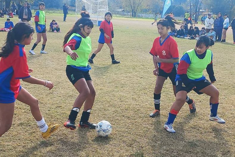 A JUGAR. Los partidos de Fútbol 5 se disputaron en el polideportivo de Pilar.