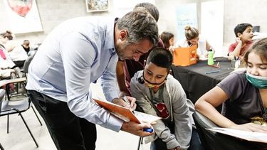 SALUDOS. Achával dialogó con los chicos que estudian en el club de Lagomarsino..