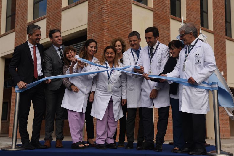 CORTE DE CINTAS. Personal del Hospital Universitario Austral que trabajará en la nueva área.