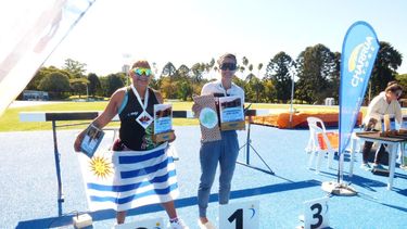 PODIO. Allende (centro) recibió los premios al consagrarse en Uruguay.