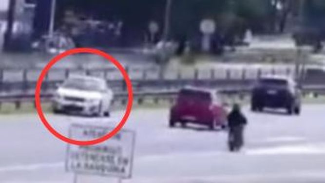 La mujer manejó por la mano rápida hasta que fue interceptada por la policía.