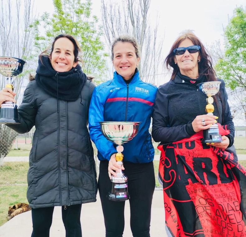 PODIO. Mariana Allende ganó en la división 45-49 escoltada por Maricel González y Marta Pico.