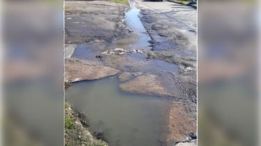 La esquina de la salita de Villa Verde está imposible de transitar, y no hace un mes que está así, hace mucho tiempo, pero nadie le da bola. El que pasa en auto, rompe la cubierta pero puede pasar, pero si alguien tiene que hacerlo en silla de ruedas, es imposible, porque tampoco hay veredas. Gracias por publicarlo. Patricia, de Villa Verde..