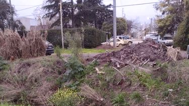 Puente peatonal de cemento, hormigón solicitado, en Lobería y Navarro. Transita gente hacia el Parque Industrial, colegios, transporte público. Reclamamos puente peatonal. Vecinos de Villa Alpina II.