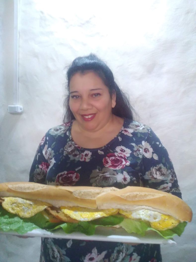 Dalila junto a su sándwich récord.&nbsp;