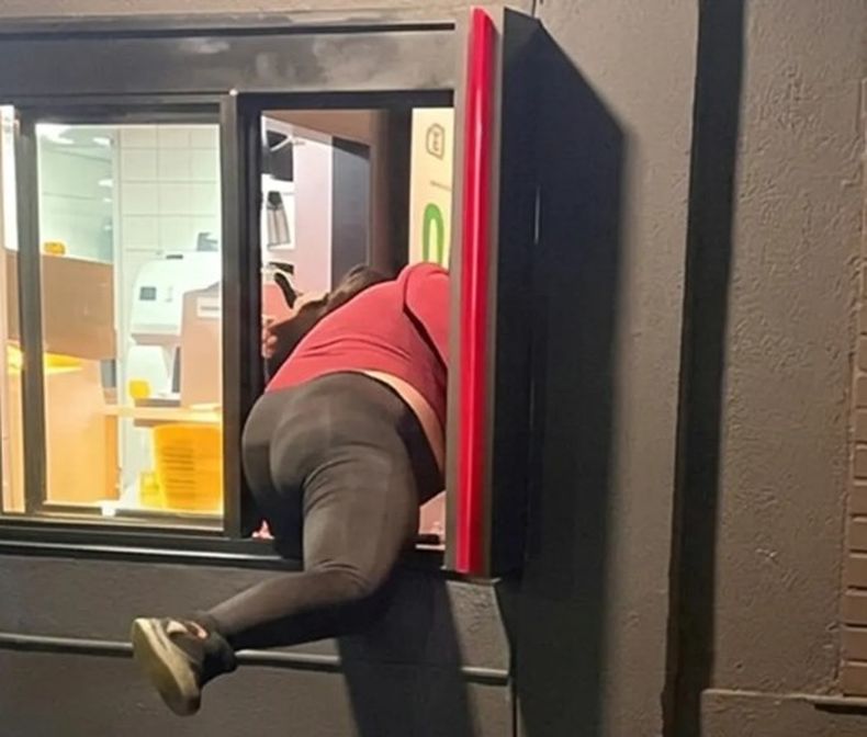 Una de las mujeres entra al McDonald&acute;s de Escobar por la ventanilla del Auto Mac.