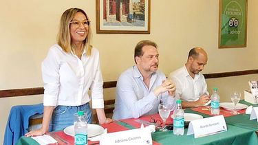 CHARLA. Cáceres con Gasulla y Benedetti, en una pizzería de Pilar..