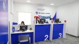 RECORRIDA. Achával dialogó con vecinos y trabajadores de la dependencia. &nbsp;