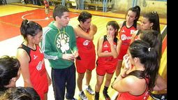 ESTRATEGIA. Juan Pablo Michaud da indicaciones en el gran presente del Rojinegro..