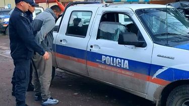 lo detuvieron por intento de homicidio y su familia ataco a la policia