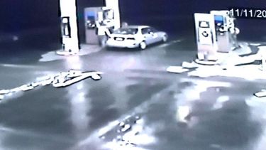 PISTA. Al segundo aprehendido lo identificaron porque su tarjeta de crédito fue usada para cargar nafta al auto de los agresores, antes del crimen..