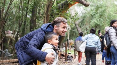 GIGANTES. Achával recorrió el Parque Jurásico junto a los primeros visitantes. &nbsp;