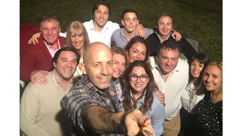 AGRADESELFIE. Ducoté con sus candidatos, el domingo, en Manzanares..
