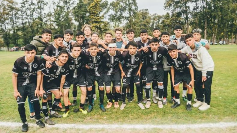 El equipo de la Sexta División de Real Pilar, que jugó ante Laferrere. .