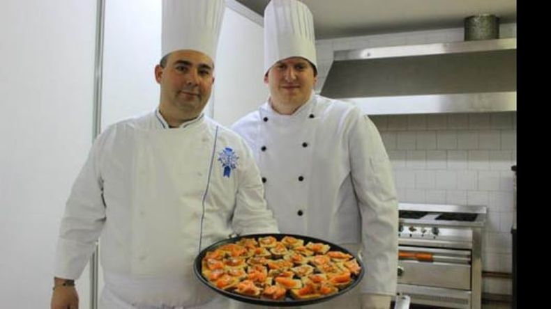 El profesor de Escuelas Municipales, Sebastián Currás, dio clases de Cocina en Espacio Gourmet..