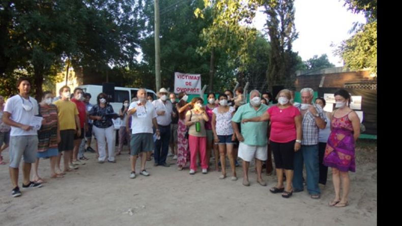 Con barbijos, los vecinos simbolizaron lo irrespirable del aire en el barrio..