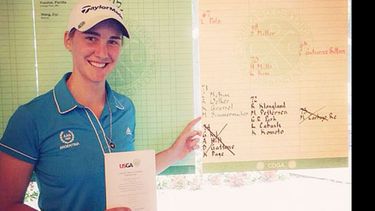 PREMIO. Simmermacher señala la pizarra con su puntuación, que la clasificó al US Amateur..