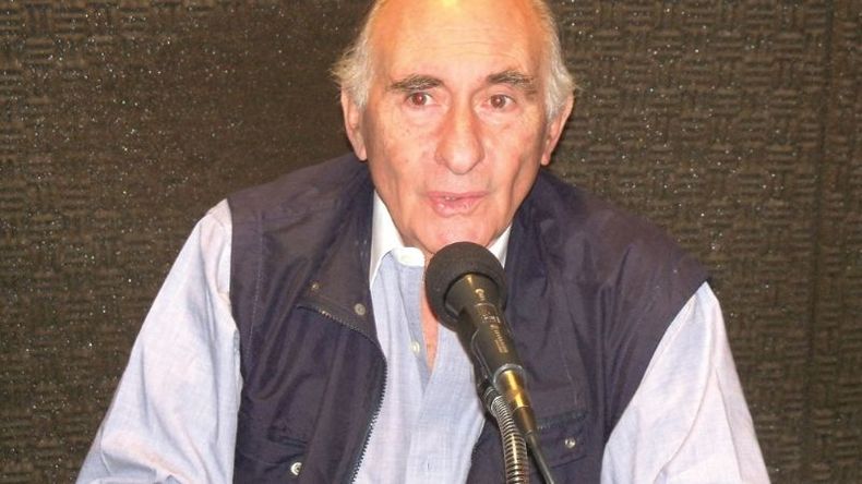 De la Rúa entrevistado en FM Plaza, en enero de 2011..