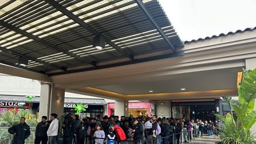 300 personas se acercaron para recibir su hamburguesa gratis en La Birra Bar.&nbsp;