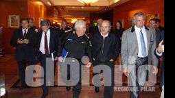 Granados deja el Sheraton acompañado por la cúpula policial. La reunión tuvo momentos de tensión y tono duro..