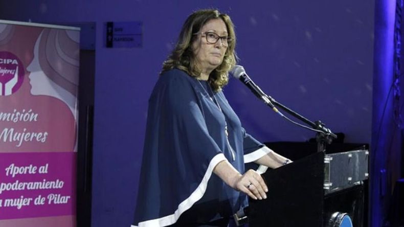 GESTO SERIO. Edit Domínguez, presi-dente de Scipa, en la cena aniversario.