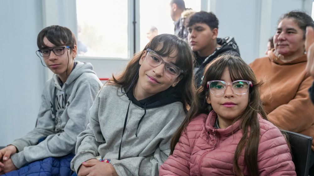 chicos de entre 6 y 12 años recibieron sus anteojos en Manuel Alberti.