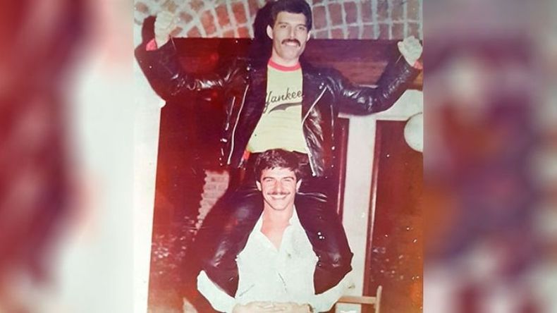 UNA FOTO PARA TODA LA VIDA. Ricardo con Freddie “a caballito”..