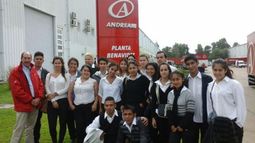 Visita de los alumnos de la Fundación Forge a la plante de Andreani, en 2016..