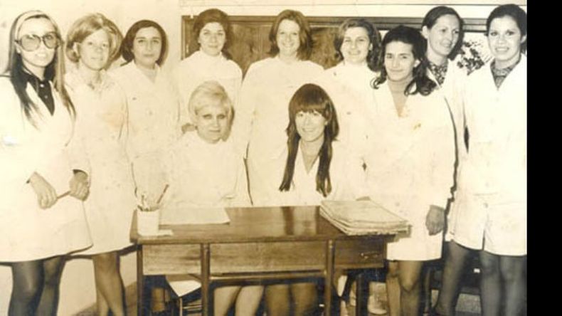 Chichita Fortez (sentada, a la izq.) junto al plantel docente de la Escuela 26..