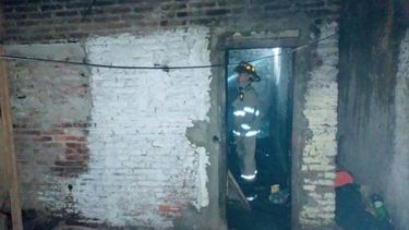 El fuego devoró el interior de la precaria vivienda donde descansaba la víctima. Foto @juancaimpacto.
