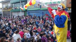 Cada año, la actividad reúne miles de chicos en la plaza del centro..