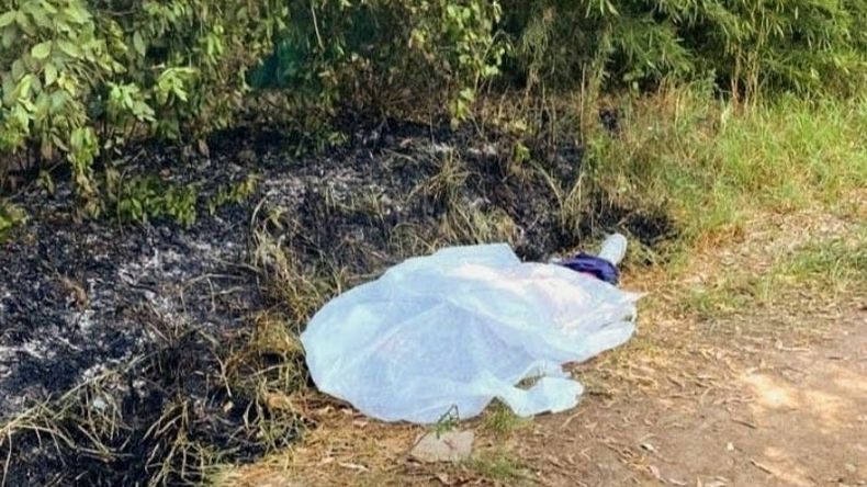 El joven fue hallado muerto y con parte de su cuerpo quemado en Manzone. Foto @juancaimpacto.