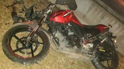 ZANELLA. La moto de las víctimas terminó en una zanja de 2 metros de profundidad..