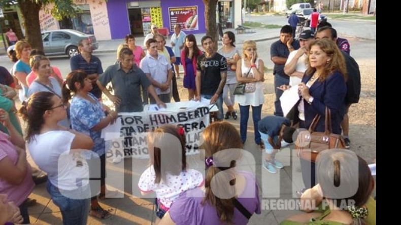 Los vecinos de Astolfi reclamaron respuestas para su seguridad y su salud..