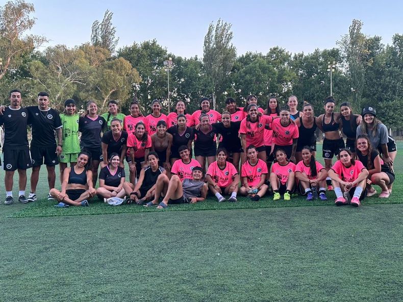 El plantel de Real Pilar femenino que arrancó con un triunfo el ciclo de amistosos.
