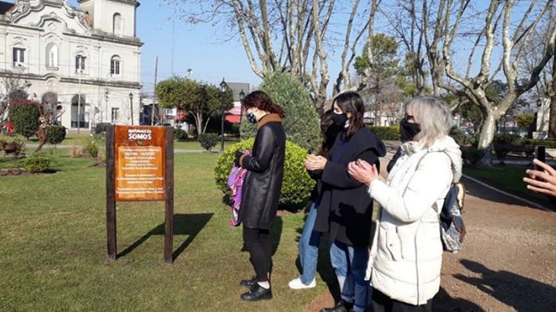 HASTA SIEMPRE. Familiares y amigos de Gustavo Madeira lo homenajearon en la plaza..