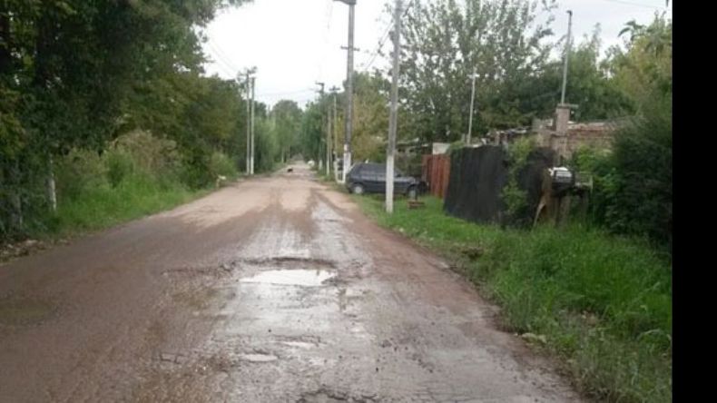 INTRANSITABLE. Los pozos de la calle Uruguay..