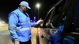 A SOPLAR. La Provincia ya equipó a más de 46 municipios con alcoholímetros. A SOPLAR. La Provincia ya equipó a más de 46 municipios con alcoholímetros.