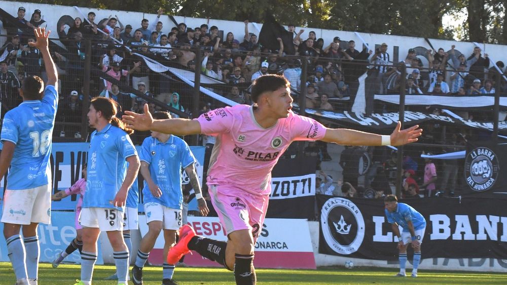 AVIONCITO. Franco Camargo sale festejando su gol, el 2-1 para Real Pilar.