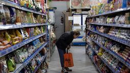 Según informó el INDEC, en octubre la canasta básica subió el 3.1% respecto a octubre, casi un punto por encima de la inflación. Según informó el INDEC, en octubre la canasta básica subió el 3.1% respecto a octubre, casi un punto por encima de la inflación.